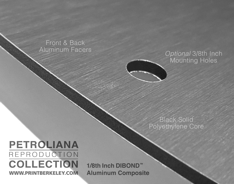 Może przedstawiać: Zbliżenie na 3,2 mm aluminiowy panel kompozytowy z rdzeniem z litego czarnego polietylenu. Panel ma aluminiowe okładziny z przodu i z tyłu oraz opcjonalne otwory montażowe o średnicy 9,5 mm. Na panelu nadrukowany jest tekst "PETROLIANA REPRODUCTION COLLECTION WWW.PRINTBERKELEY.COM".
