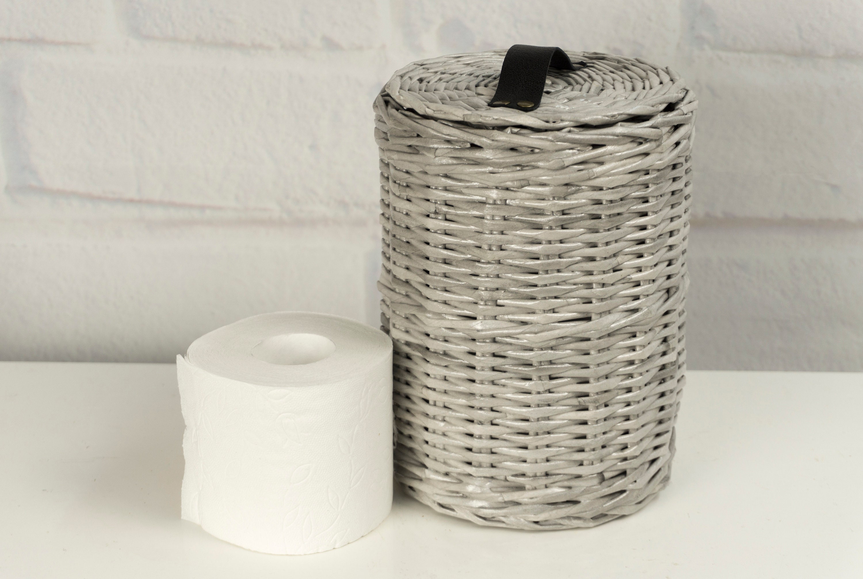 Cesta de elegancia organizada con rollos de papel higiénico de cerámica