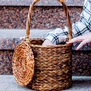 Wicker shopping handle basket purse with lid, Jane Birkin basket, Round wicker canes basket, Vintage basket, Inspirational women gift imagem 3