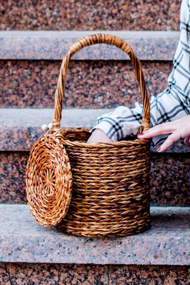 Wicker shopping handle basket purse with lid, Jane Birkin basket, Round wicker canes basket, Vintage basket, Inspirational women gift imagem 3