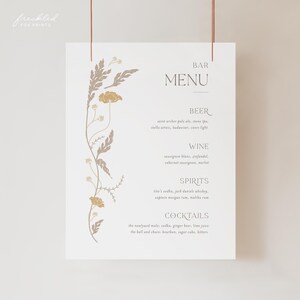 Puede incluir: Un letrero de menú de bar blanco con un diseño floral en tonos dorados y marrones. El letrero enumera categorías de cerveza, vino, licores y cócteles. El texto incluye opciones de bebidas como sauvignon blanc, vodka y bourbon.