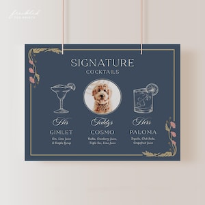 Puede incluir: Un cartel azul con bordes dorados y detalles florales enumera tres cócteles de autor: Su Gimlet, El Cosmo de Teddy y Su Paloma. Cada cóctel está ilustrado con un dibujo lineal de un vaso y tiene una descripción de los ingredientes. Una foto de un perro aparece en el centro del cartel.