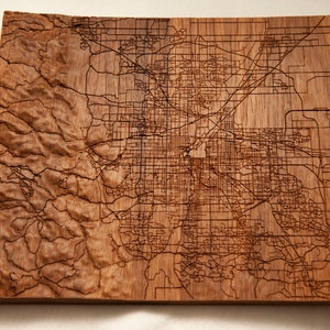 Benutzerdefinierte topographische Holzkarte mit Straßenkarte.  Überall auf der Welt.