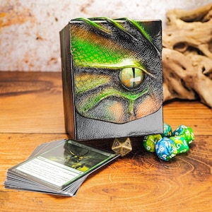 Kleines Kommandanten-Kartenbox für Table Top Spiele mit grünem Drachenauge. MTG Card Box - Yugioh Deck Box