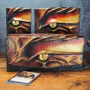 Scatola portaoggetti per giochi di carte rosso metallizzato e oro - MTG, Pokemon e altri TCG con bellissimo occhio di drago - 3 misure