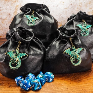 Würfeltasche aus Leder oder schwarze Ledergeldbörse mit grünem Drachenanhänger
