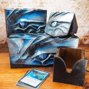 Caja de carga superior azul y plateada con un hermoso ojo de dragón - Almacenamiento TGC, cartas de hechizo, MTG y más - 3 tamaños