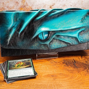 3er Kartenbox für Table Top Spiele mit einem blauen Drachenauge. Kommandant MTG Kartenbox - Yugioh Deck Box