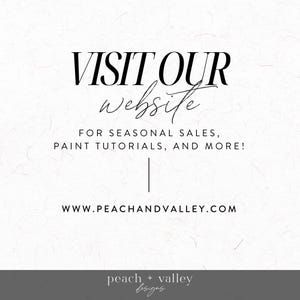 Pode incluir: Fundo branco com texto preto: "VISITE O NOSSO site" seguido de "PARA VENDAS SAZONAIS, TUTORIAIS DE PINTURA E MUITO MAIS!" e "WWW.PEACHANDVALLEY.COM". A parte inferior da imagem mostra "peach + valley designs".