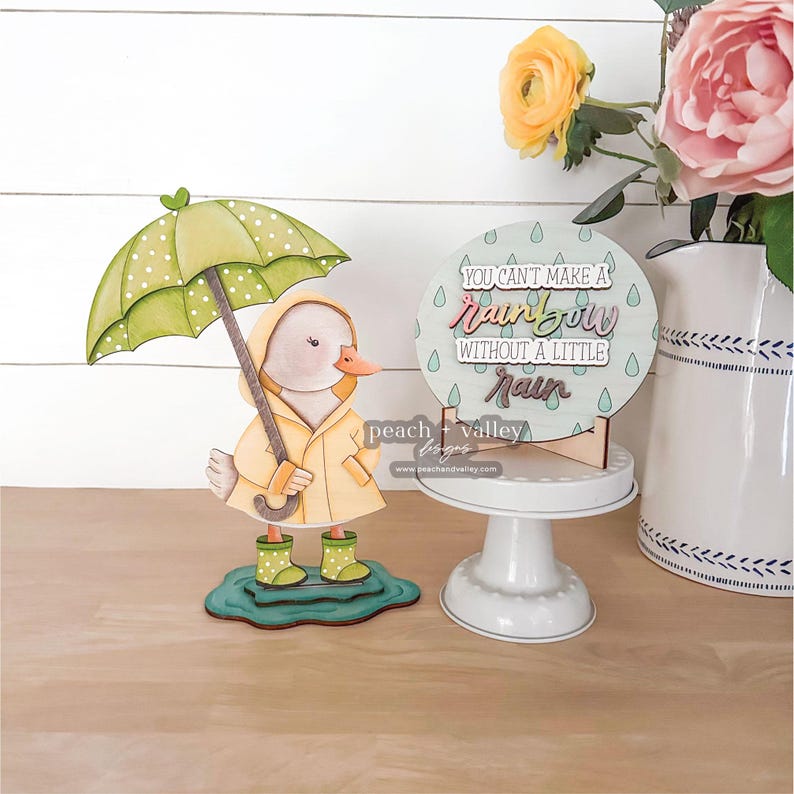 Pode incluir: Um conjunto de tr&ecirc;s canecas de cer&acirc;mica com um esmalte salpicado de cor creme. Cada caneca apresenta um design floral pintado &agrave; m&atilde;o em tons de azul, verde e amarelo. As canecas t&ecirc;m uma forma simples e arredondada e uma pega confort&aacute;vel.