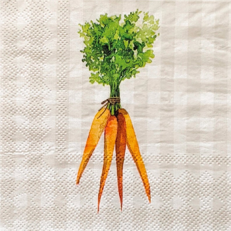 Puede incluir: Una servilleta de papel blanca con una ilustraci&oacute;n de acuarela de un manojo de zanahorias. Las zanahorias son naranjas con hojas verdes, atadas con hilo. La servilleta tiene un patr&oacute;n de cuadros.