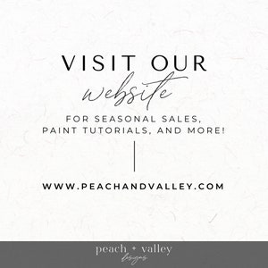 Puede incluir: Fondo blanco con texto negro que dice "VISITA NUESTRO sitio web" seguido de "&iexcl;PARA VENTAS DE TEMPORADA, TUTORIALES DE PINTURA Y M&Aacute;S!" y "WWW.PEACHANDVALLEY.COM". La parte inferior de la imagen tiene el texto "peach + valley designs".