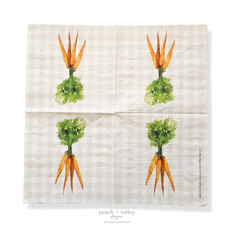 Puede incluir: Una servilleta de papel cuadrada y doblada con un patr&oacute;n de cuadros beige claro. La servilleta presenta cuatro ilustraciones de zanahorias con hojas verdes. El texto "peach + valley designs" y la direcci&oacute;n del sitio web est&aacute;n impresos en la parte inferior.