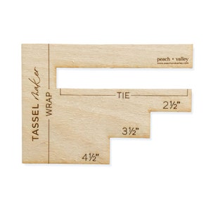 Puede incluir: Herramienta de madera para hacer borlas con medidas en pulgadas: 4 1/2", 3 1/2", 2 1/2". La herramienta tiene etiquetas para "tie", "wrap" y "tassel maker".