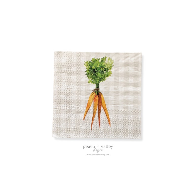 Puede incluir: Una servilleta de papel cuadrada con una ilustraci&oacute;n de acuarela de zanahorias. Las zanahorias son naranjas con hojas verdes, atadas con una cuerda marr&oacute;n. La servilleta tiene un patr&oacute;n de cuadros beige y blanco. El texto "peach + valley designs" est&aacute; en la parte inferior.