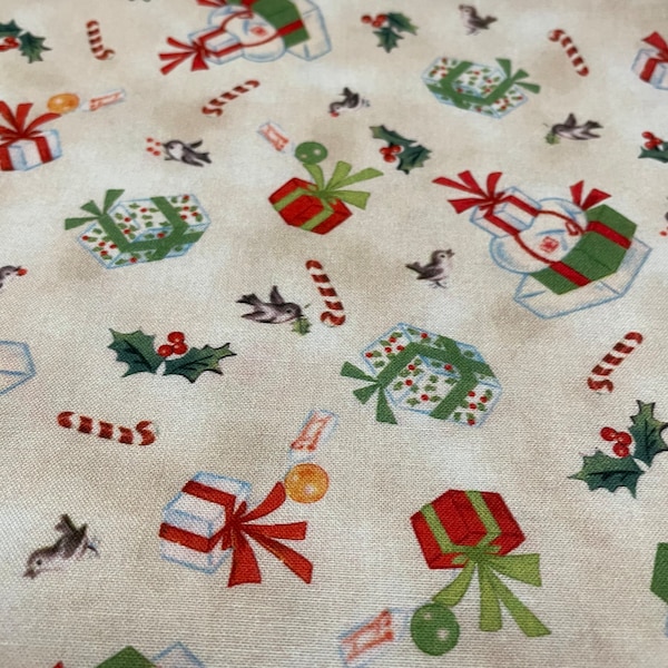 Vintage Christmas - Time to give auf cremefarbenem Hintergrund Baumwolldruck von Michael Miller / Meterware