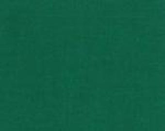 Peut inclure: Un échantillon de tissu vert forêt profond et uni, présentant une texture fine et cohérente. Le matériau affiche une finition mate et uniforme sur toute la surface, sans aucun motif, impression ou variation de teinte ou de saturation.