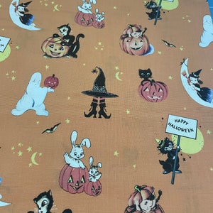 Fright Delight - オレンジ色の背景にハロウィーンのメイン、Lindsay Wilkes 作、Riley Blake Designs/ コットン/ 半ヤード単位で販売