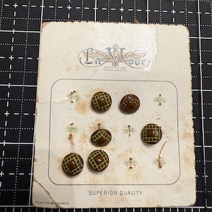 Botões La Mode da década de 1920 pintados à mão em verde @ Botões de esmalte marrom com incrustações em um cartão feito na Tchecoslováquia
