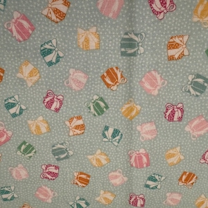 Festa perfeita - Presentes em fundo azul por Cottage Mama para Penny Rose Fabrics/ Cotton/ Vendido por meio metro