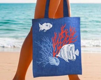 Peut inclure: Un sac fourre-tout bleu orné d'un imprimé graphique blanc représentant deux poissons, un coquillage et une branche de corail orange vif. Le sac possède deux anses en tissu bleu assorties et une forme rectangulaire.