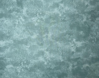 Peut inclure: Une surface en tissu texturé présentant un motif marbré dans des tons de bleu sarcelle sourd et de gris clair. Le matériau affiche un aspect vieilli et usé avec une répartition inégale des couleurs sur tout le plan textile rectangulaire.