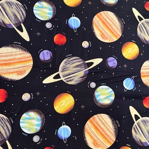 NASA による宇宙 - RBD による黒背景のメイン / コットン / 半ヤード単位で販売