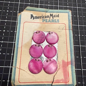 Botones antiguos de madreperla de American Maid de la década de 1900 en rosa oscuro sobre cartón/botones raros