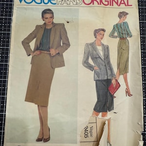 以下が含まれることがあります： クリスチャン・ディオールによる、ブレザーとスカートのヴィンテージのヴォーグ・パリ・オリジナルの裁縫パターン。パターン番号は2405です。