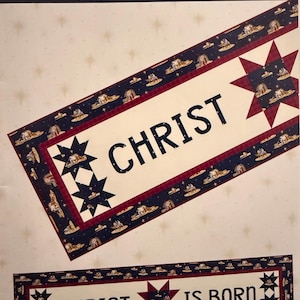Puede incluir: Camino de mesa rectangular crema con texto "Christ is Born" y "Christ". Borde azul oscuro con escena de la natividad y patrones de estrellas. Tamaño final: 50,8 cm x 193 cm.
