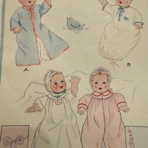 Può includere: Illustrazione vintage di modelli di corredino per le bambole Bubbles e Babykin Patsy. L'immagine mostra quattro disegni di bambole in diversi abiti, tra cui un accappatoio blu, un sacco nanna bianco e due camicie da notte. Il testo "Layette for Bubbles and Babykin Patsy Dolls" è in alto.