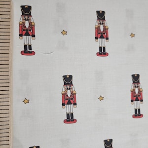 くるみ割り人形のクリスマス - ハンターの白い背景の兵士、ベラ・ブー作、マイケル・ミラー/半ヤード単位で販売