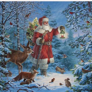 Pode incluir: Uma pintura do Pai Natal com um casaco vermelho e rebordo de pele branca, segurando uma lanterna numa floresta nevada. Ele carrega um saco de presentes e um cajado de madeira. Um veado, uma raposa, coelhos, esquilos e pássaros estão reunidos.