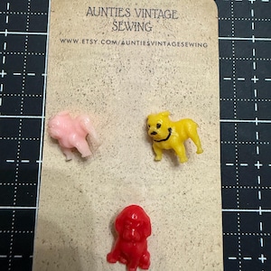 Boutons de chien en plastique sur une carte/ tige/ des années 50 ou 60