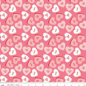 スイートハート - ホットピンクの背景にハートをあしらった Riley Blake Designs 作 / コットン / 半ヤード単位で販売