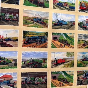 Może przedstawiać: Tkanina z powtarzającym się wzorem kolorowych ilustracji pociągów z kreskówek. Każdy obraz przedstawia inną lokomotywę na torach, osadzoną w różnych krajobrazach z drzewami, tunelami i budynkami. Pociągi mają uśmiechnięte twarze.