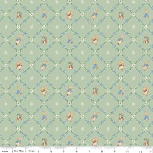 Può includere: Un tessuto verde chiaro con un motivo ripetuto di personaggi di Peter Rabbit. Il design include accenti floreali blu e un motivo a griglia a rombi. Il tessuto è misurato in centimetri.