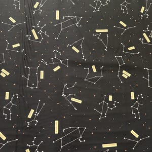 Outer Space von NASA - Constellations Schwarz Glow in the dark von RBD/ Baumwolle/ Meterweise verkauft