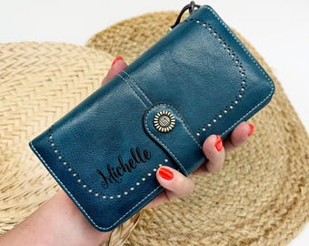 Personalized Leather Wallet with Wristlet Strap – Custom Engraved Clutch for Women