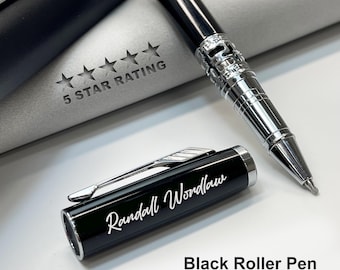 Puede incluir: Un bolígrafo roller negro con un clip plateado y una inscripción personalizada que dice "Randall Wondlaw". El bolígrafo está en una caja de regalo negra y plateada con una calificación de 5 estrellas.
