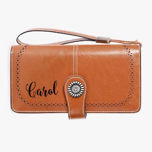 Cartera de mano de cuero para mujer personalizable en varios colores con correa en azul, amarillo y marrón claro, nombre grabado, cremallera metálica, tarjetero para identificación y dinero en efectivo.