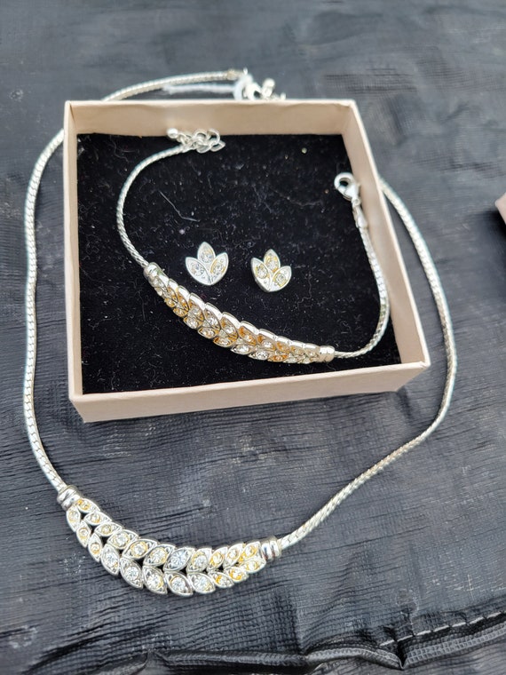 Avon Necklace, Bracelet and earring set.  Avon Sil