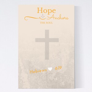 Może przedstawiać: Beżowe tło z szarym krzyżem w środku. Tekst "Hope Anchors The Soul" jest pomarańczowy u góry obrazu. Tekst "Hebrews 6:19" jest pomarańczowy na dole obrazu z białym sercem między słowami.