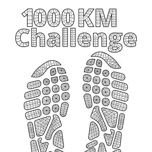 以下が含まれることがあります： 黒と白の印刷可能な1000キロメートルチャレンジチャートで、足跡のデザインが施されています。チャートは小さな正方形に分割されており、それぞれが特定の距離を表しています。「The Body Workout」というテキストは灰色のバナーに書かれています。