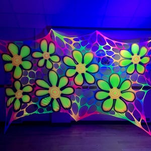 Reaktywna w promieniach UV kreskówka Daisy Trippy ścienna wisząca, psychodeliczne dekoracje wydarzeń, neonowe dekoracje ślubne Psy Floral, impreza tematyczna Daisy, prezenty dla DJ-a