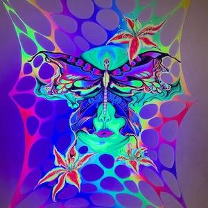 Könnte beinhalten: Ein psychedelisches Gemälde eines Schmetterlings mit einem menschlichen Gesicht, umgeben von Blumen und einem netzartigen Muster. Die Farben sind leuchtend und neonfarben, darunter Pink, Grün, Blau und Lila.