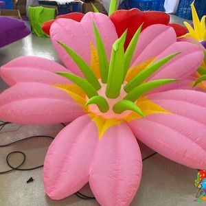 Decorazioni floreali in stile Alice nel Paese delle Meraviglie, decorazioni gonfiabili, decorazioni per eventi, fiori giganti, accessori per feste floreali, decorazioni psichedeliche.