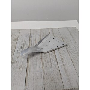 Stary aluminiowy serwer do ciasta z otworami