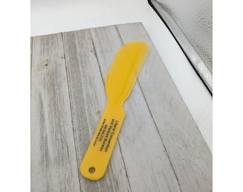 Espátula de plástico amarela para queijo e manteiga, 9" para publicidade