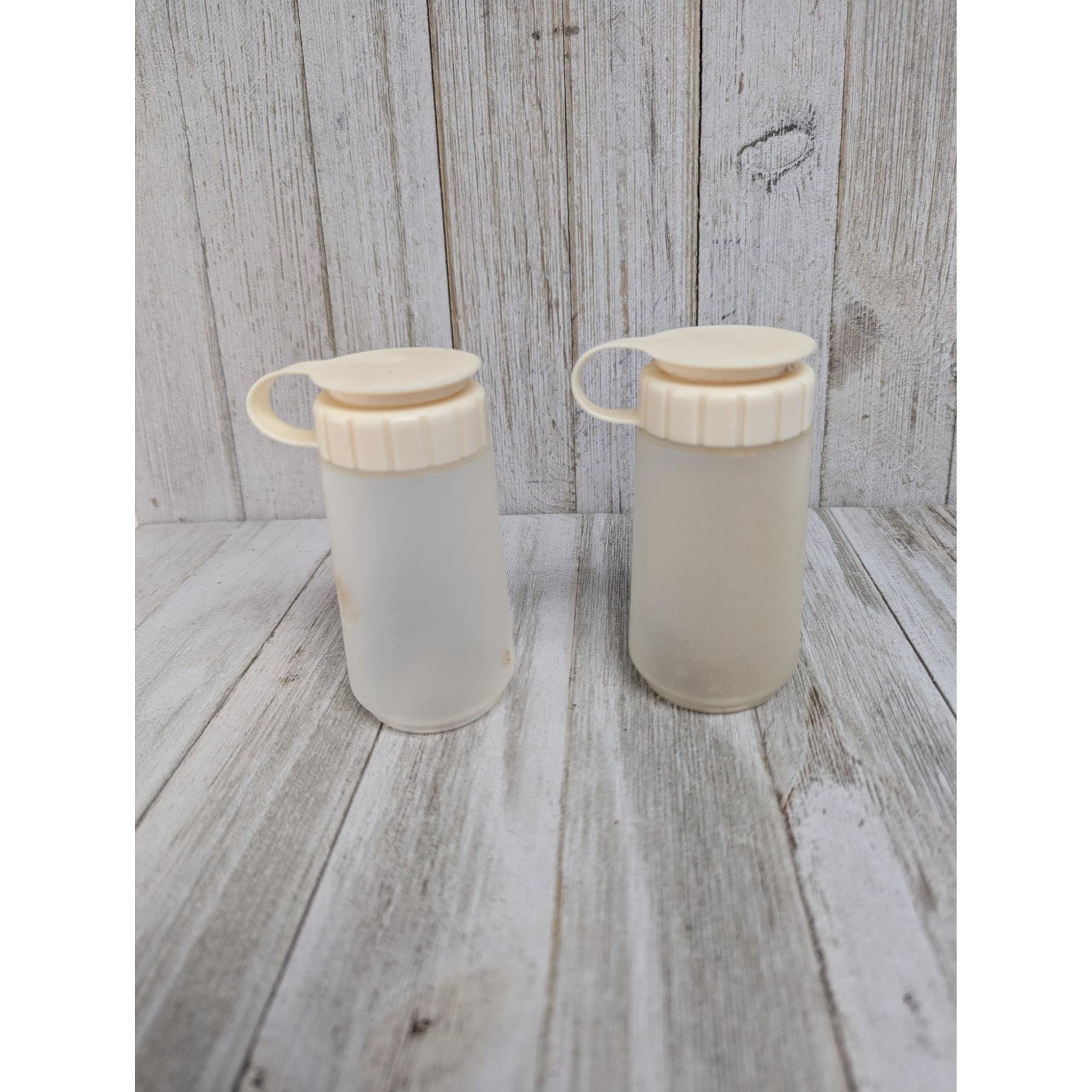 Rubbermaid salt and pepper shakers discount